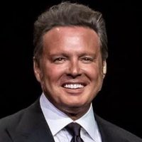 "¡¿Con ropa?!" Luis Miguel y su novia fueron atrapados "in fraganti" en el agua ¡No aguantaron!