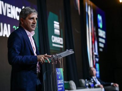 Luis Caputo tendrá esta semana otra pulseada con los bancos