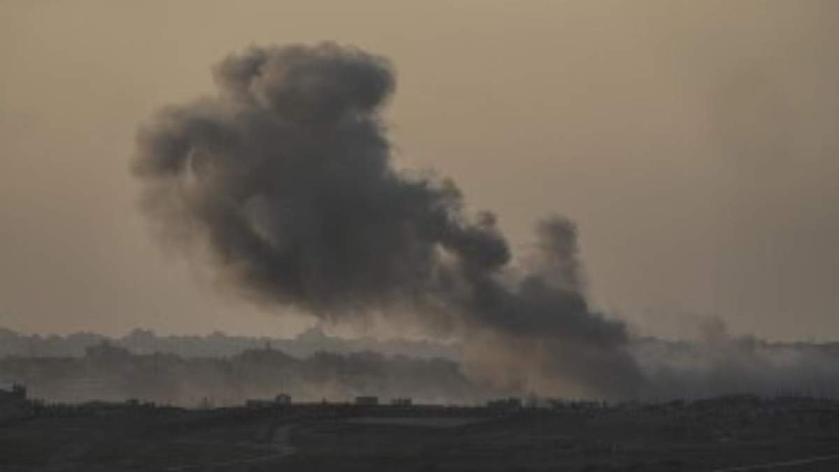 Una columna de humo señala el lugar donde se produjo un ataque aéreo israelí en la Franja de Gaza, visto desde Sderot, en el sur de Israel, el 6 de enero de 2025