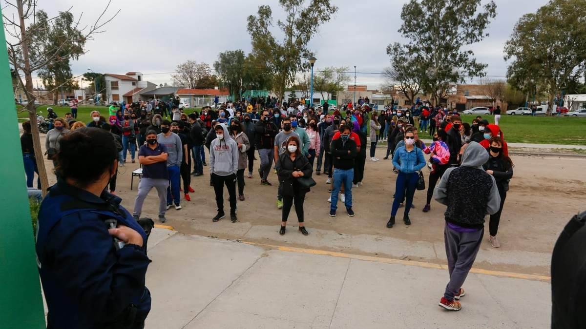 Filas para votar en Neuquén. Fuente: (Twitter)