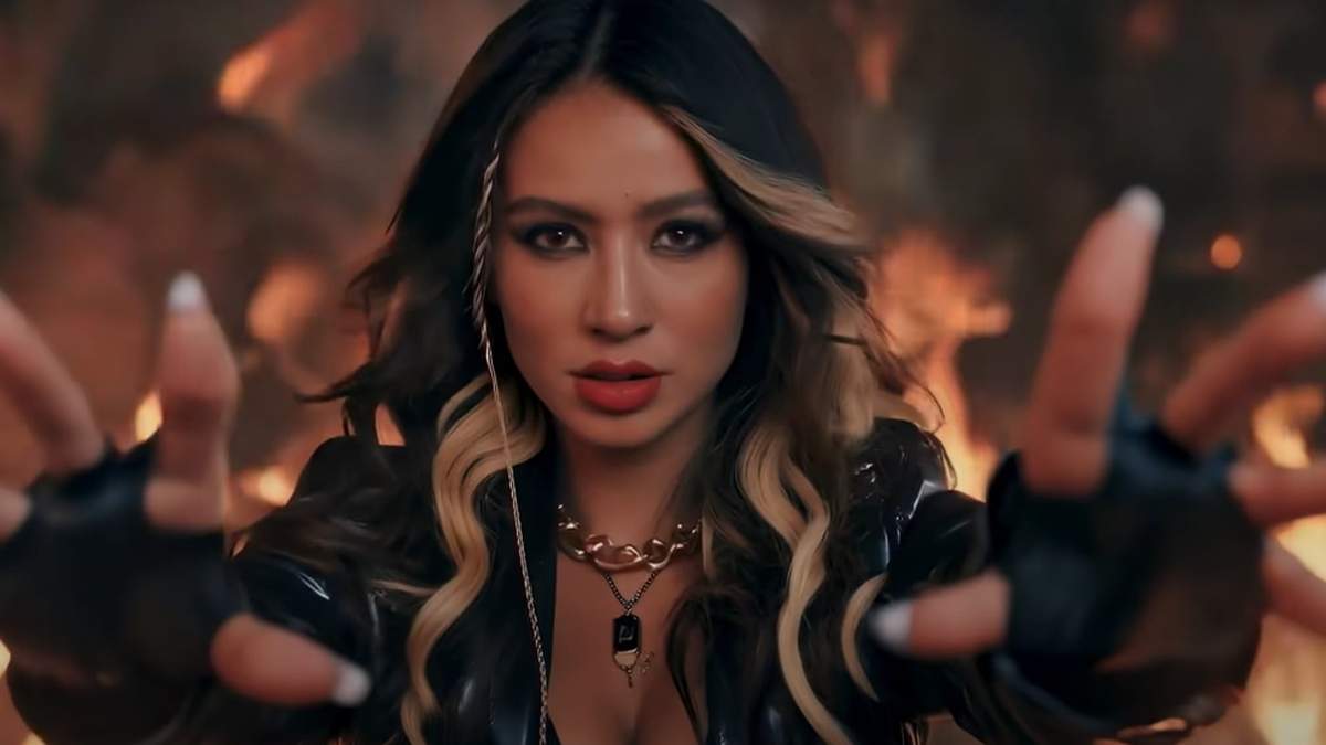 “Apunta, dispara”: así es el nuevo tema de Flor Vigna