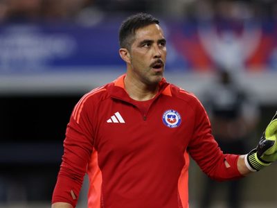A un mes de su retiro: Claudio Bravo se postula para regresar al fútbol