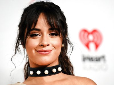 ¿Qué pasó? Camila Cabello en un ataque de risa delirante... ¿por estrés o alcohol?