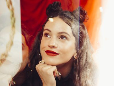 ¿La moda del momento? Rosalía también se cortó el flequillo en cuarentena. ¡Mirá!