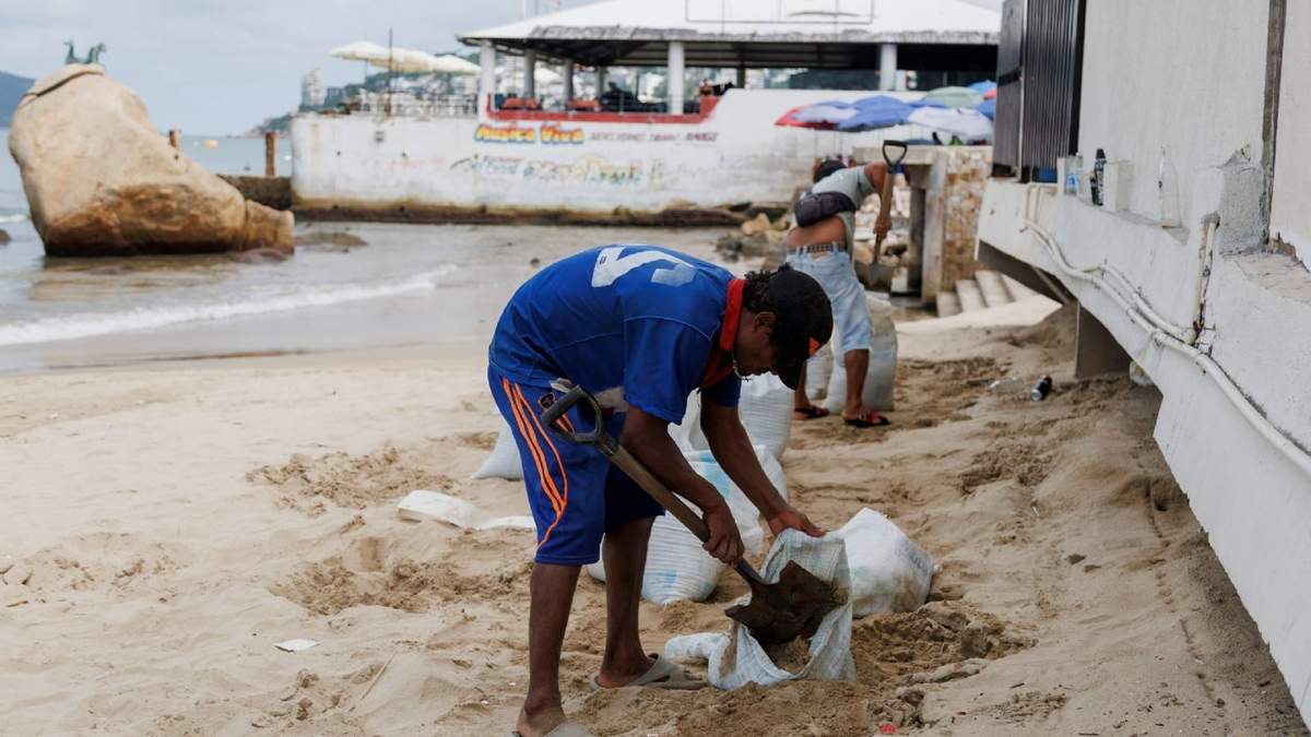 El huracán Erick continúa intensificándose con rapidez en Acapulco, estado de Guerrero, frente a las costas del sur de México