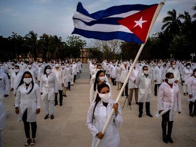 Médicos cubanos en México:  Importar salud de La Habana benefició a empresas ligadas a escándalos