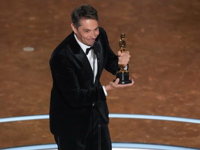 Sean Baker gana el Oscar a guion original por "Anora" y "Cónclave" gana el trofeo a guion adaptado