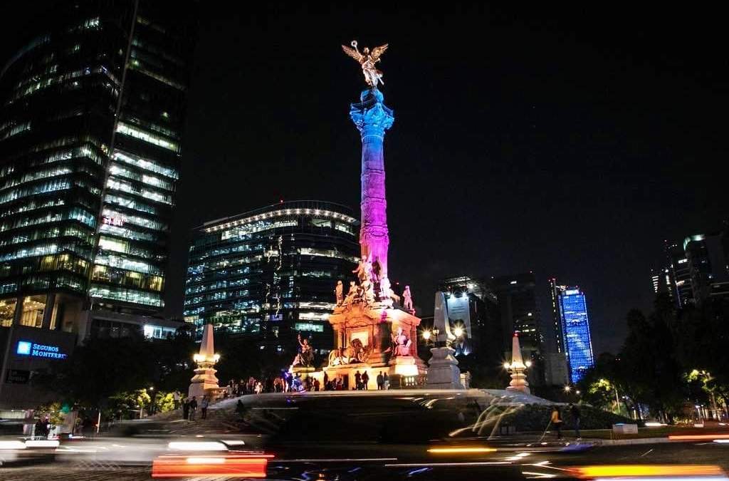 Monumentos se pintan de colores