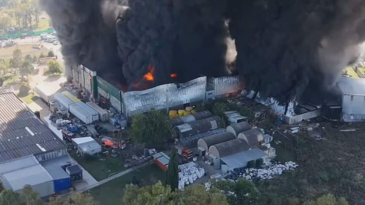 Pánico en Francisco Álvarez por el incendio de un depósito de pintura