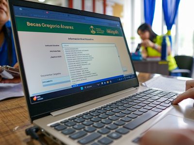 Jóvenes neuquinos que estudian en Buenos Aires y La Plata recibieron las notebooks de sus becas Gregorio Álvarez