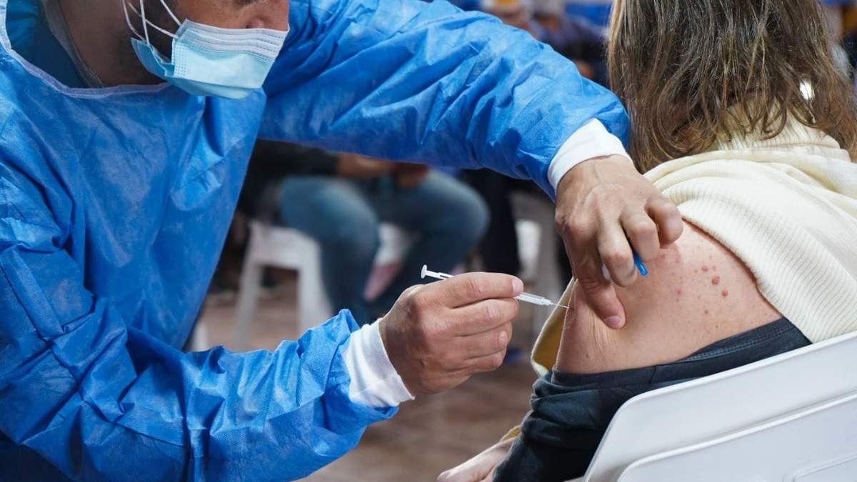 Una enfermera aplica una vacuna contra el coronavirus a una mujer. Fuente: (Twitter)