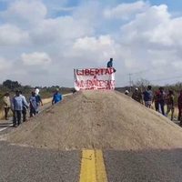 Bloquean carretera transístmica en rechazo a la detención del agente municipal de Puente Madera