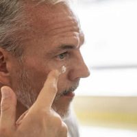 Cuidado con lo que comprás: la ANMAT prohibió una crema antiage y más cosméticos