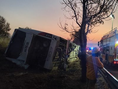 Vuelca autobús turístico en la carretera Morelia-Pátzcuaro; hay siete fallecidos y 20 lesionados