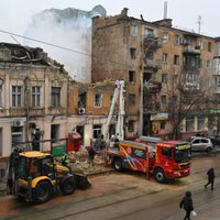 Drones rusos matan a 2 personas en Ucrania; Zelenskyy pide una diplomacia más rápida