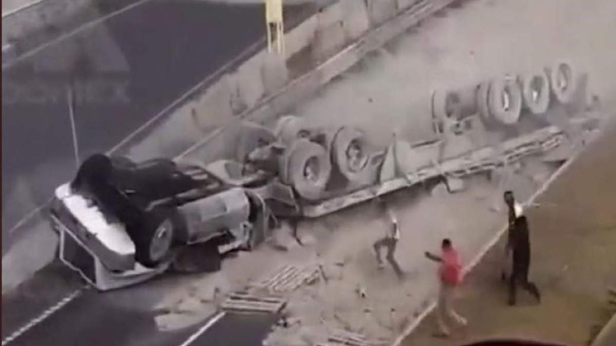Tráiler cargado con cemento vuelca en la carretera México-Veracruz, en Texcoco