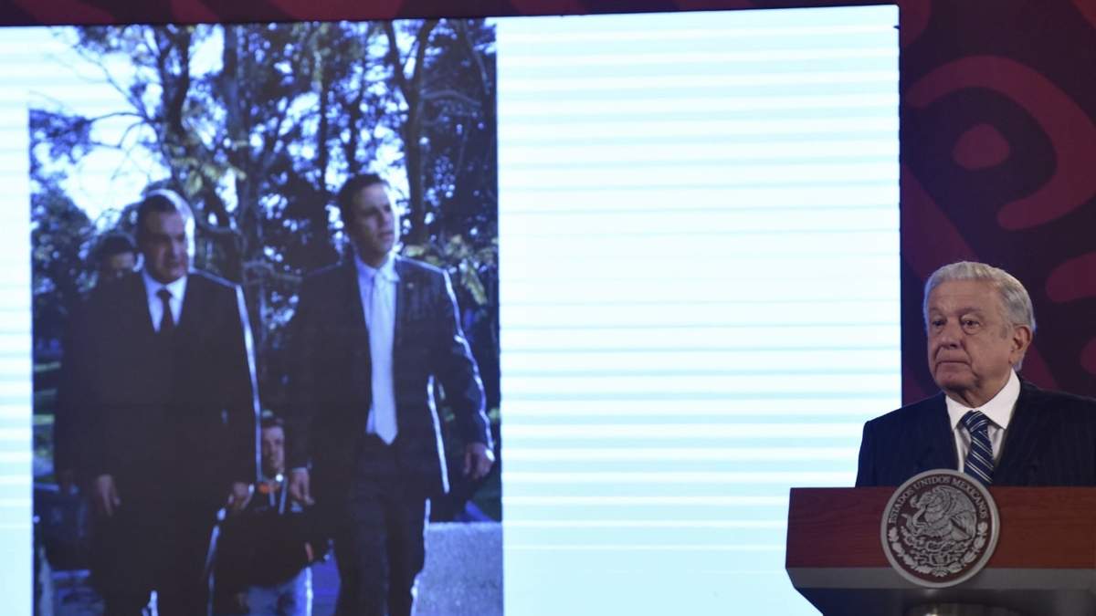 AMLO presentó una imagen de Genaro García Luna con Carlos Loret