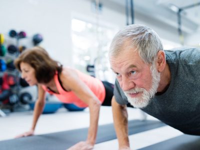 ¿Pasaste los 50? Este es el ejercicio clave que no puede faltar en tu rutina deportiva