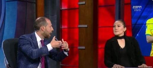 El comentarista Mauricio Ymay y la futbolista Desiree Monsiváis, en el intercambio de opiniones