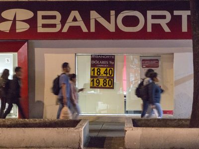 Peso arranca la semana con ganancias en medio de las protestas en Los Ángeles