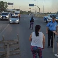 Vecinos de Centenario cortan la Ruta 7 por tiempo indeterminado: protestan por falta de agua