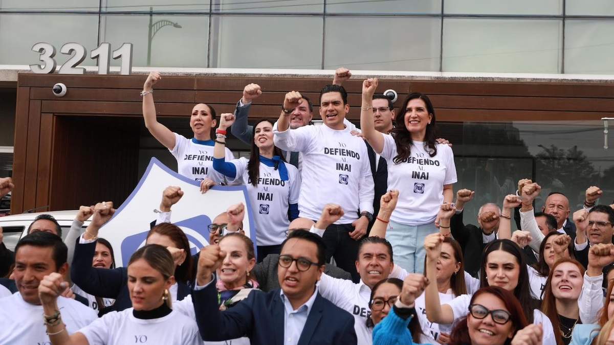 Jorge Romero en una manifestación a favor del INAI