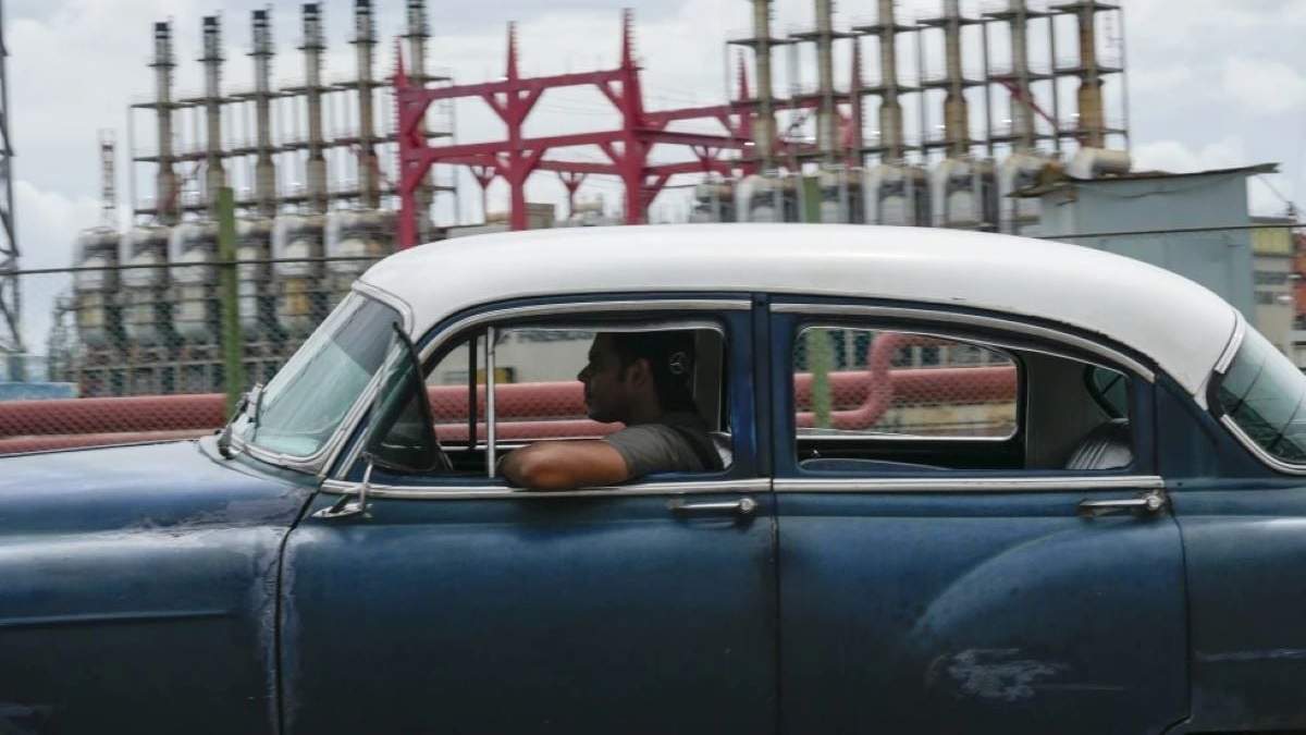 Un conductor en La Habana pasa al lado de un generador que no ha producido electricidad en días, el 18 de octubre de 2024