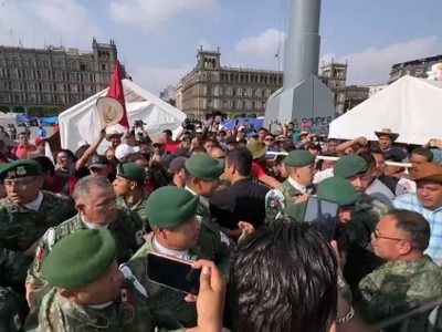 "Marea rosa": CNTE choca con militares por izar bandera en el Zócalo