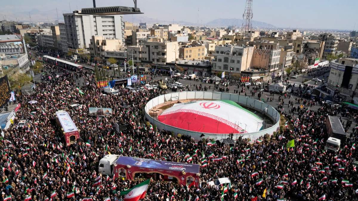 Dolientes se congregan durante la procesión fúnebre de Alireza Tangsiri, jefe de la Armada del Cuerpo de la Guardia Revolucionaria Islámica de Irán, y otros fallecidos en los ataques israelíes de finales de marzo, en Teherán, Irán