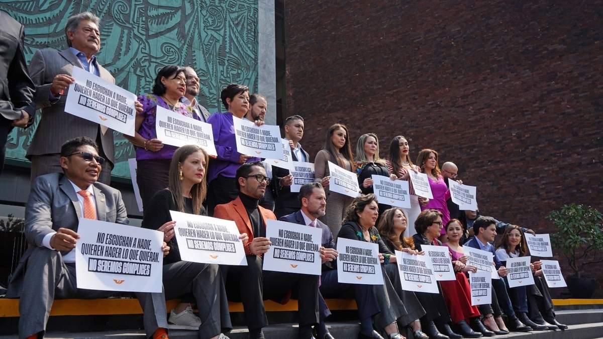 Diputados de Movimiento Ciudadano se manifestaron en la escalinata principal de la Cámara de Diputados.