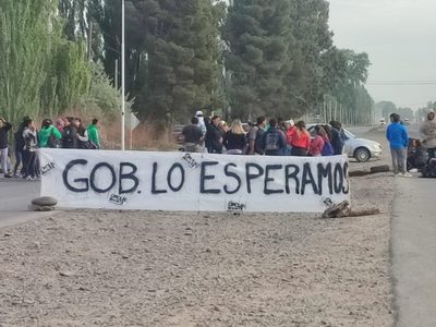 Se levantó el corte en la Ruta 7 en Centenario pero los municipales anunciaron que el jueves vuelven los piquetes