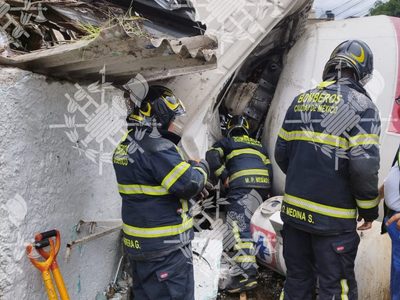 Revolvedora vuelca sobre un auto y un puesto de metal en Álvaro Obregón