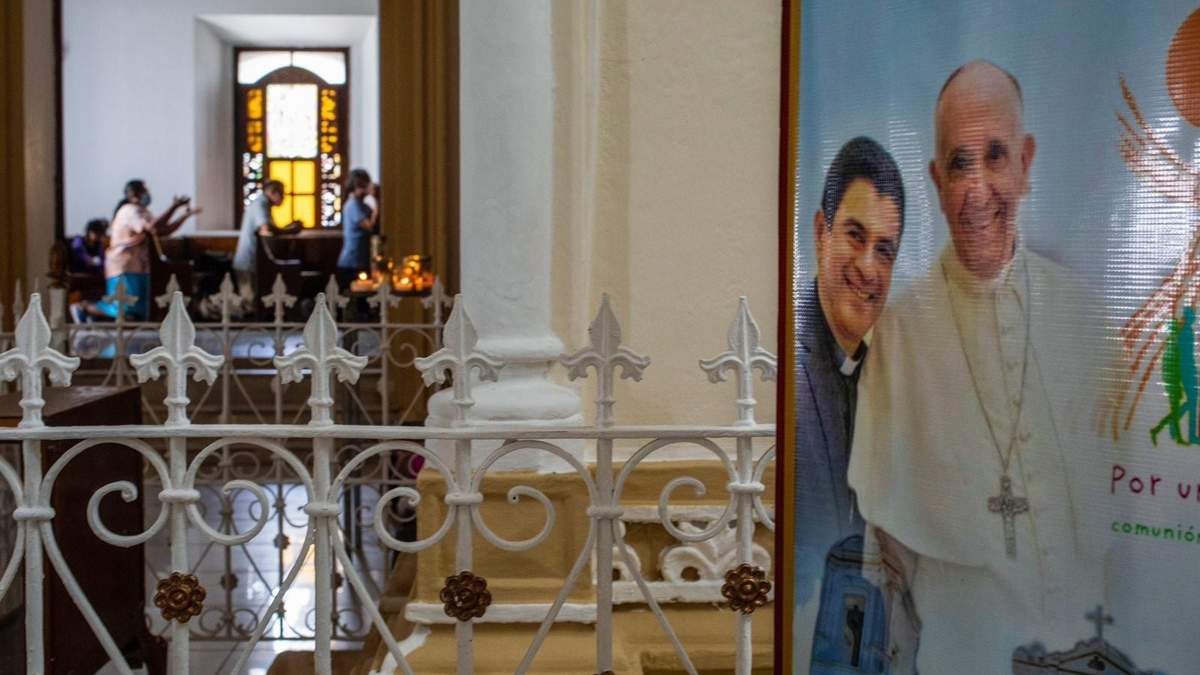 El obispo Rolando Álvarez y el papa Francisco en un cartel en un catedral nicaragüense