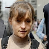 La actriz Allison Mack sale de prisión tras cumplir su condena por el caso NXIVM