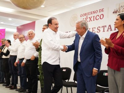 En reunión privada con personal de la Secretaría del Bienestar, AMLO inicia gira por Sonora