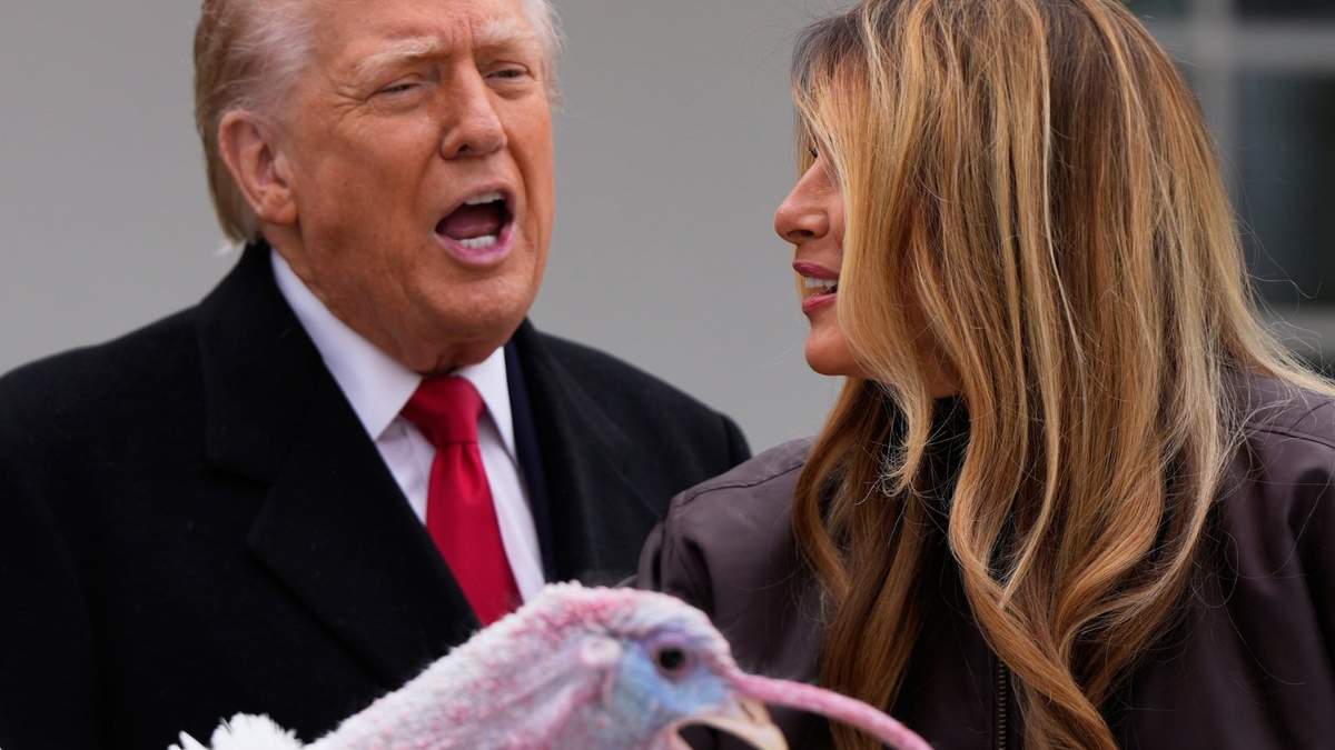 El presidente estadounidense Donald Trump y la primera dama Melania Trump al lado de un pavo ceremonial en el jardín de rosas de la Casa Blanca en Washington