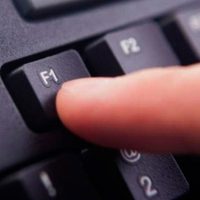 Si tenés un teclado de computadora viejo o roto, no lo tires: así de fácil podés crear este portarretrato con mucha onda