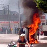 Prenden fuego a patrulla durante riña entre trasportistas de Chiapas