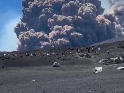 Una violenta erupción en el Etna desata pánico entre turistas en la isla italiana de Sicilia