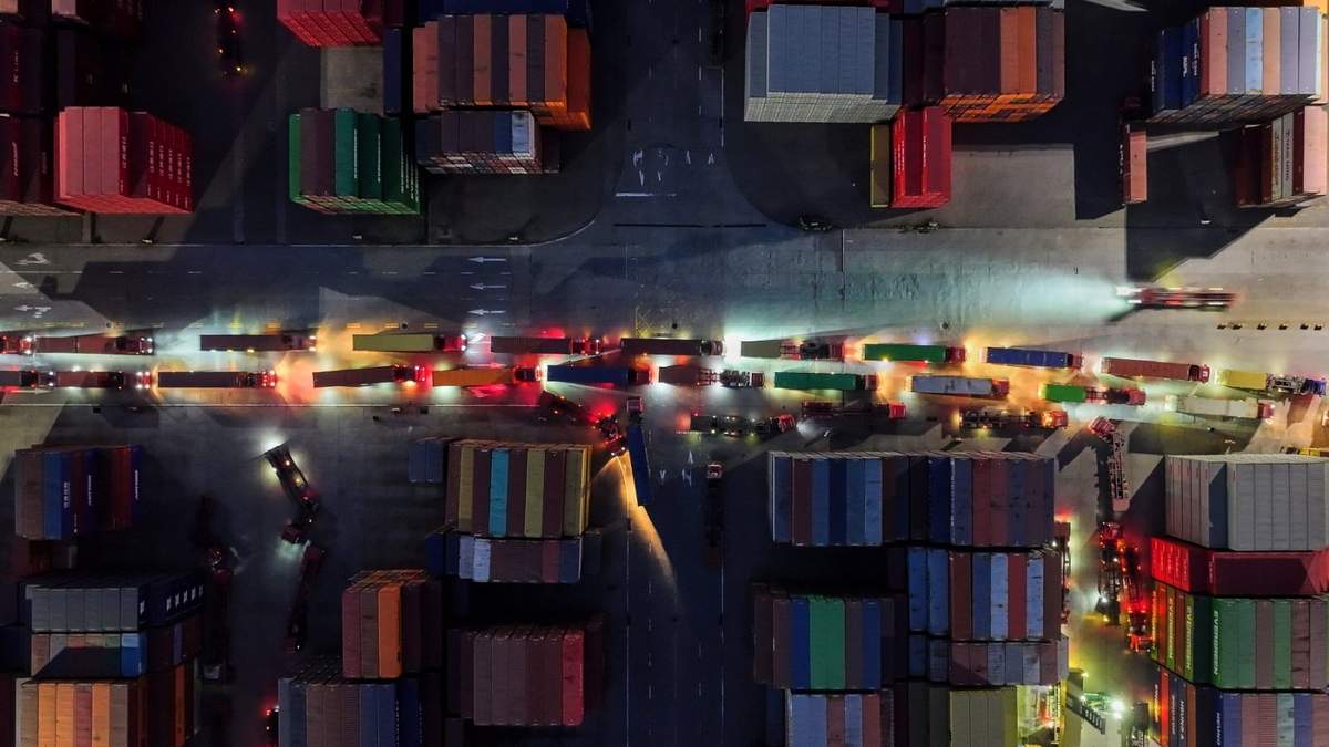 Camiones en fila para salir de una terminal de contenedores en Nanjing, en la provincia oriental china de Jiangsu, el martes 8 de abril de 2025