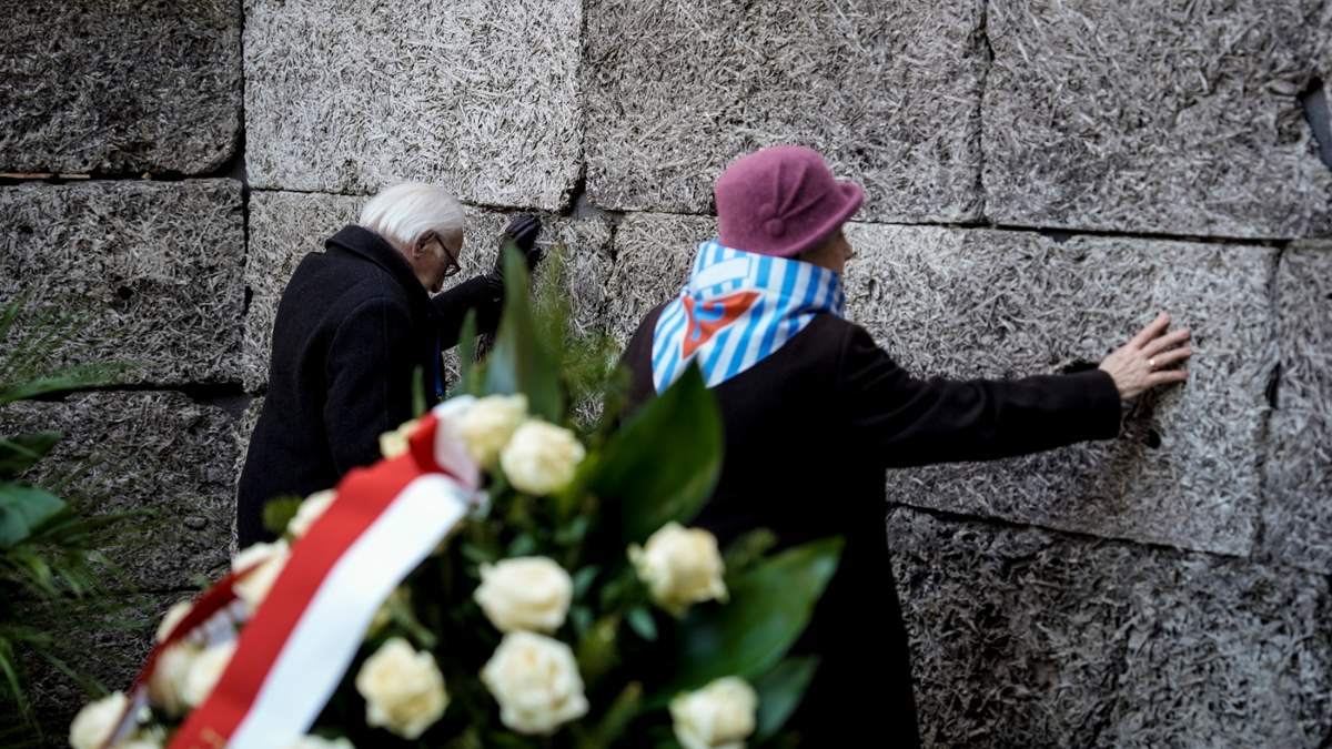 Sobrevivientes y familiares asisten a una ceremonia en el antiguo campo de concentración y exterminio nazi de Auschwitz-Birkenau, en Oswiecim, Polonia, el lunes 27 de enero de 2025