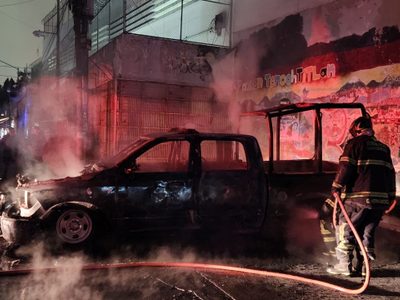 Se incendia patrulla de la SSC en Tepito por presunto corto circuito