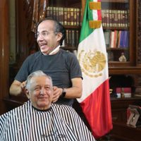 Foto de AMLO con su peluquero desata ola de memes