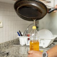 No tires el aceite de cocina usado y hacé barniz casero para restaurar tus muebles sin gastar de más