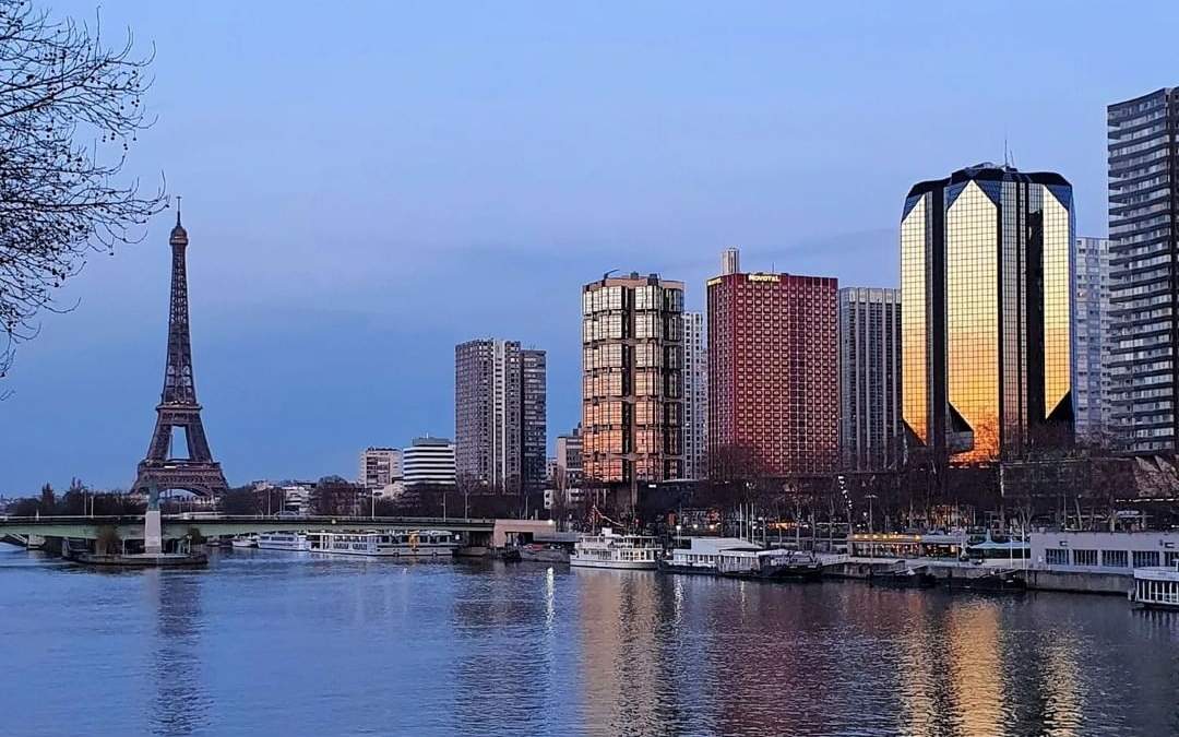 La ciudad parisina concedió la ciudadanía honoraria a Kiev