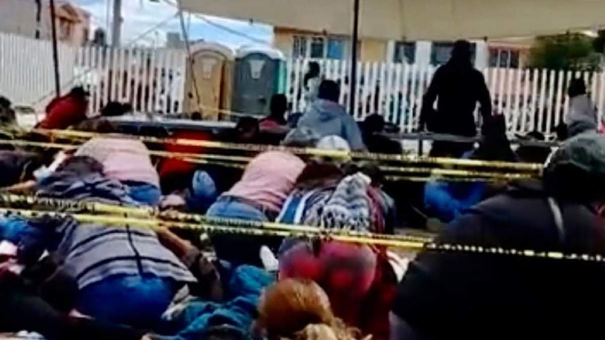 Padres de familia se arrojaron al suelo junto con sus hijos en el momento del tiroteo