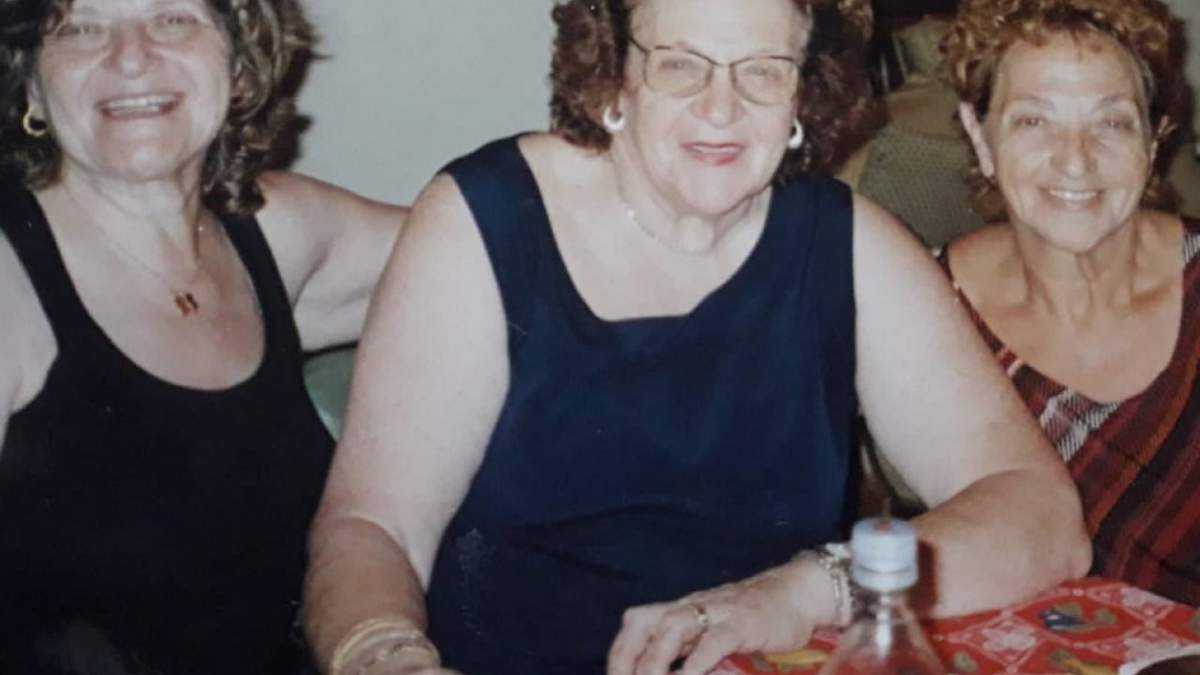Judith, en el centro de la imagen, acompañada por familiares. Fuente: (Twitter)