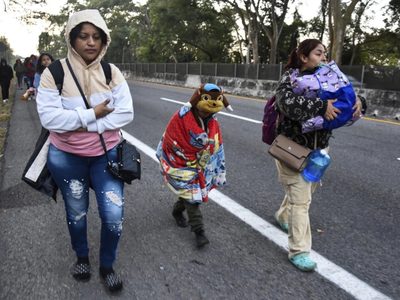 Llamadas a la puerta y pruebas de ADN: cómo Trump planea rastrear a 450 mil niños migrantes