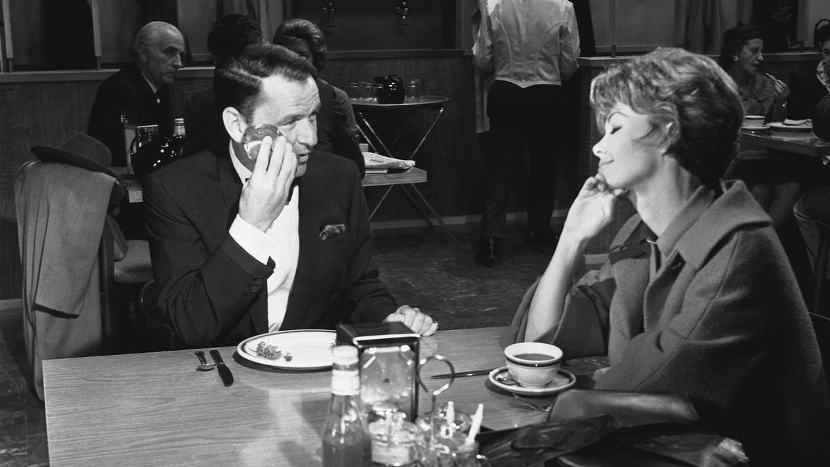 Frank Sinatra, izquierda, con Barbara Rush en una escena de la película "Come Blow Your Horn" en Los Ángeles el 11 de septiembre de 1962