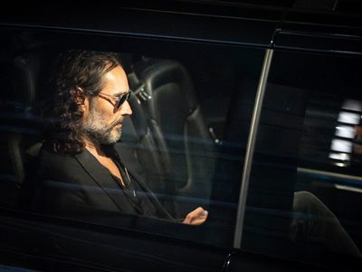 YouTube suspende cuenta de Russell Brand tras acusaciones de abuso sexual